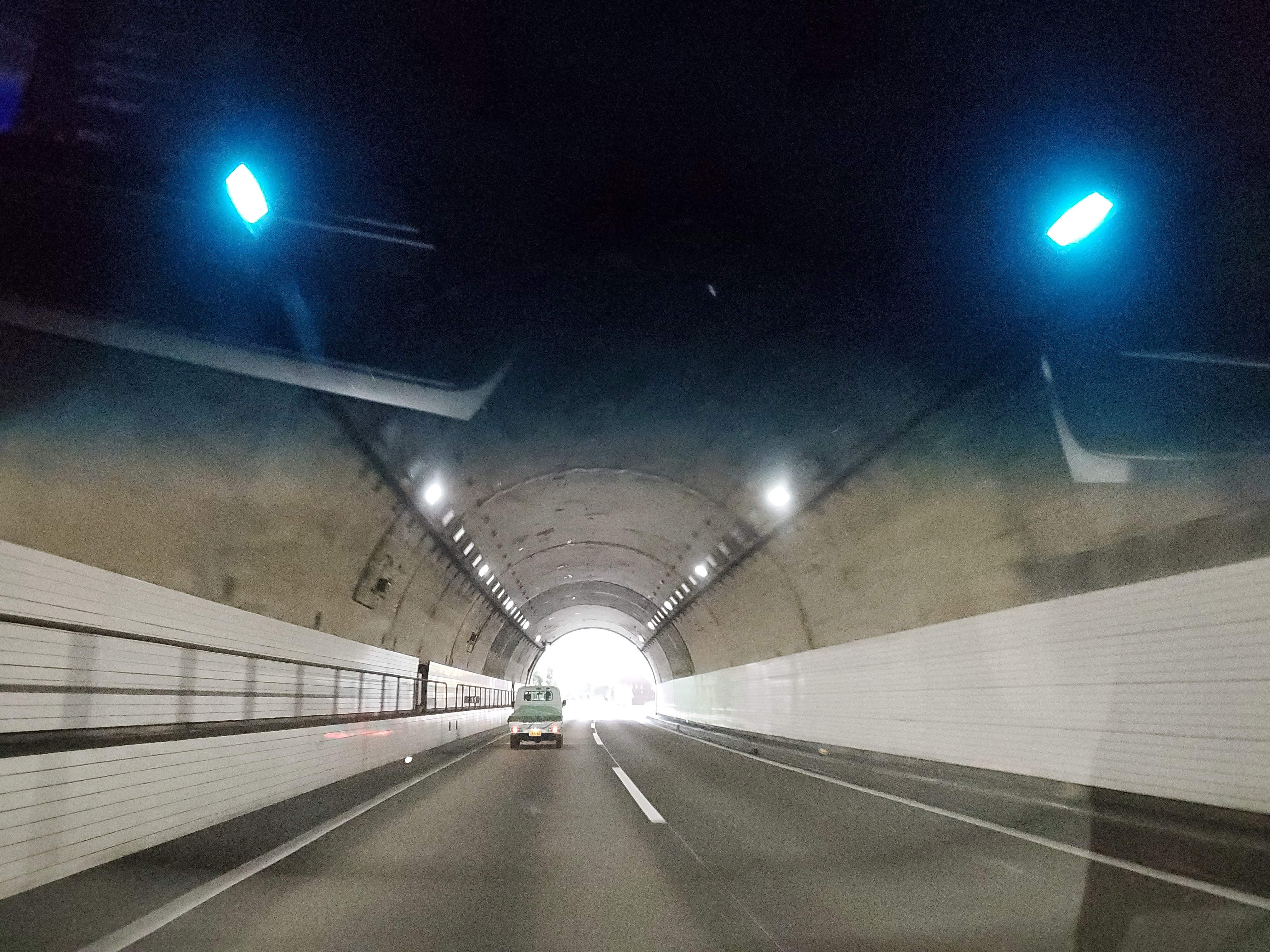 高速のトンネルで白い照明が増えている訳 昔はオレンジも今は 白 多数 コログ