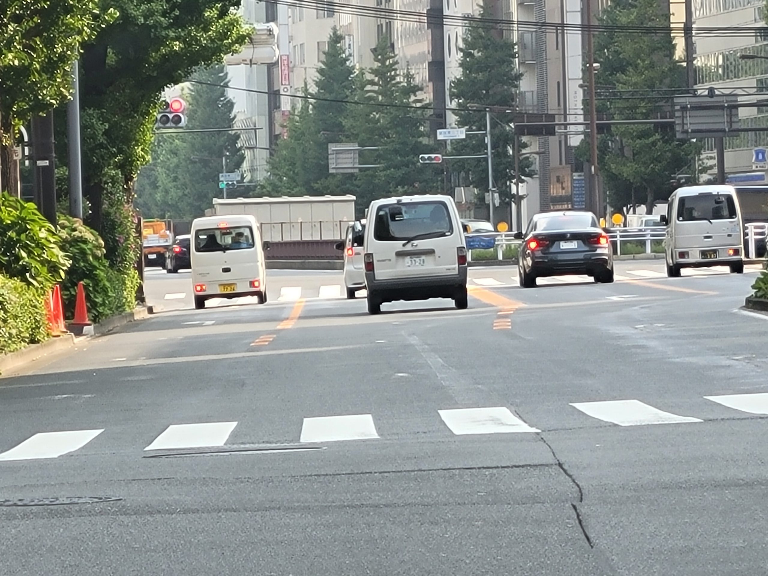 都内で増殖中 弓矢の形をした 黄色点線 の意味とは 事故抑止に効果大 コログ