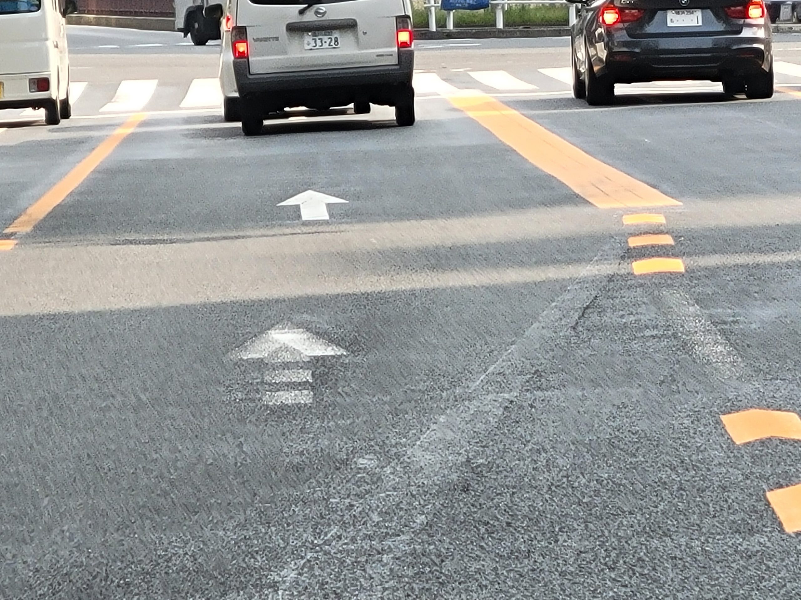 都内で増殖中 弓矢の形をした 黄色点線 の意味とは 事故抑止に効果大 コログ