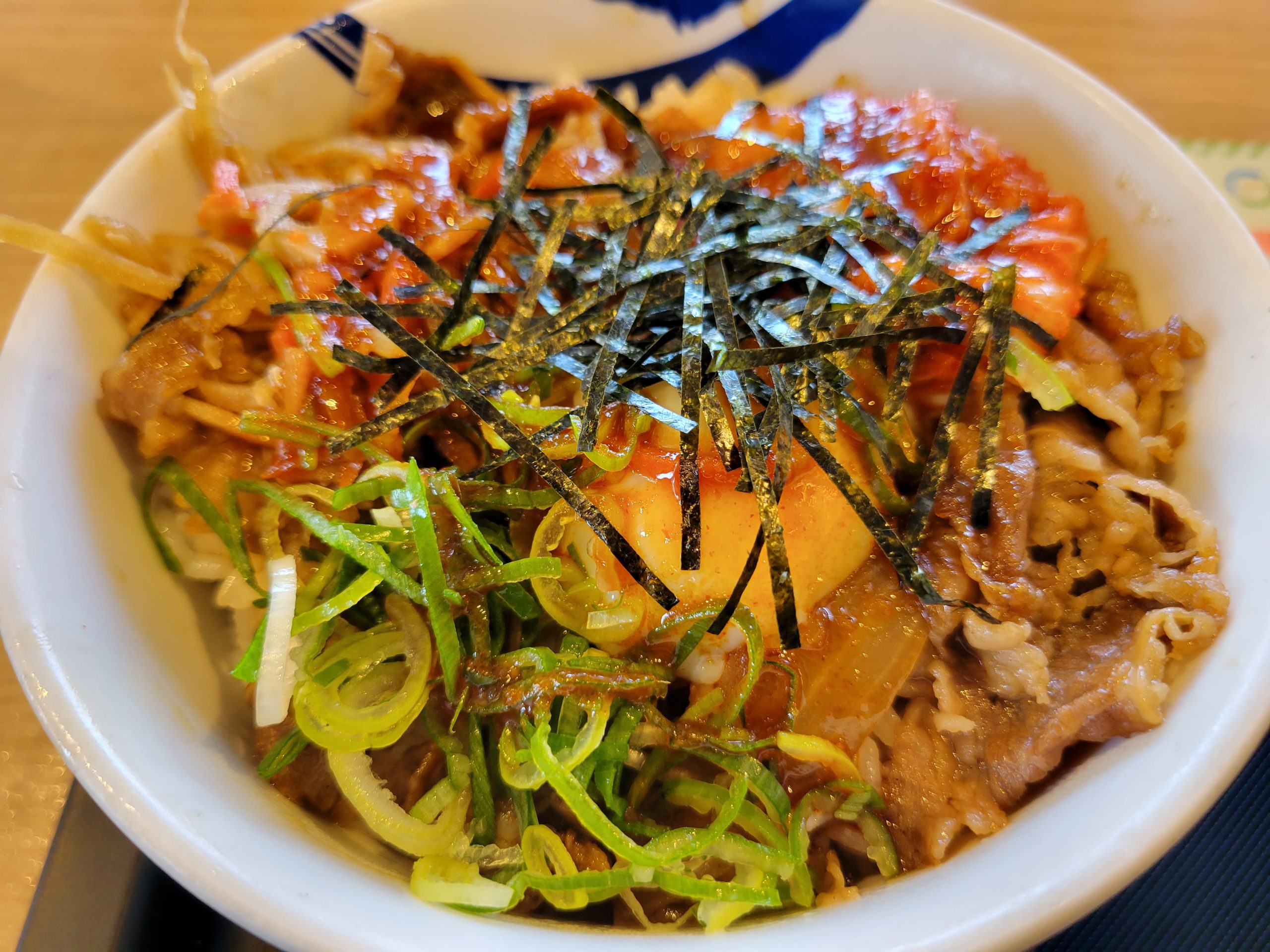 松屋 牛ビビン丼 実食 キムチ相性抜群で梅雨も吹き飛ぶ辛さに圧倒 コログ